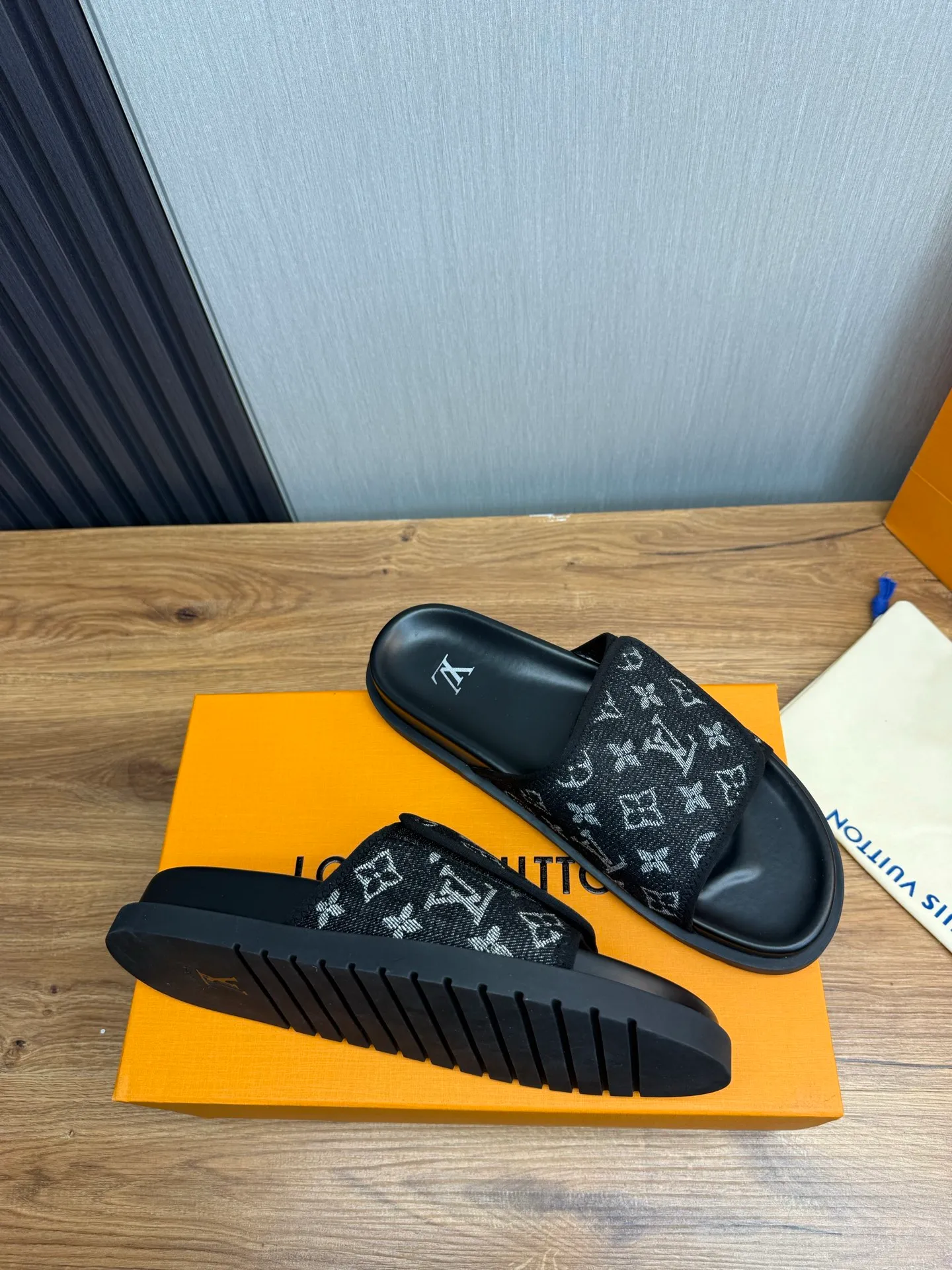Men's shoes 💰340💰 ▪️LV's popular Little Red Book popular slippers hot sale: 1 shipment✅ Super textured and comfortable slippers, original TPU outsole. Authentic counter box drawer box packaging 🎁Size 38-45